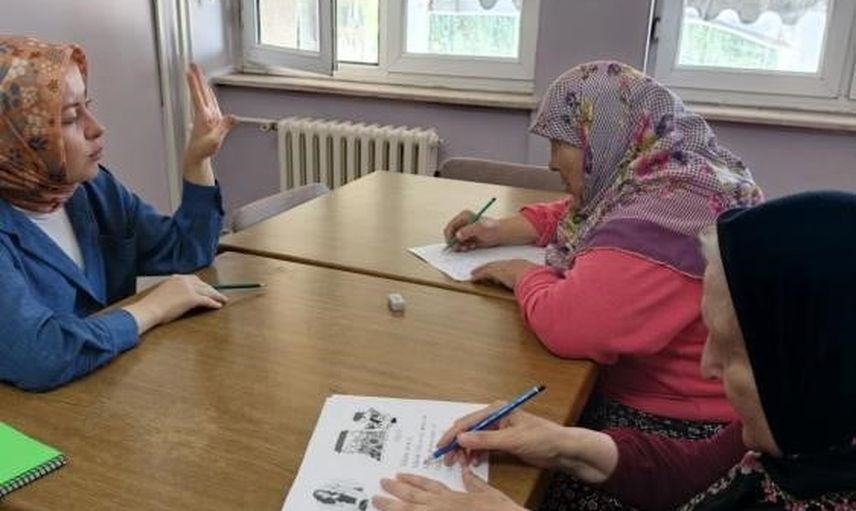 Huzurevinde yeniden öğrenci sıraları: okuma-yazma kursu ile yeni bir başlangıç