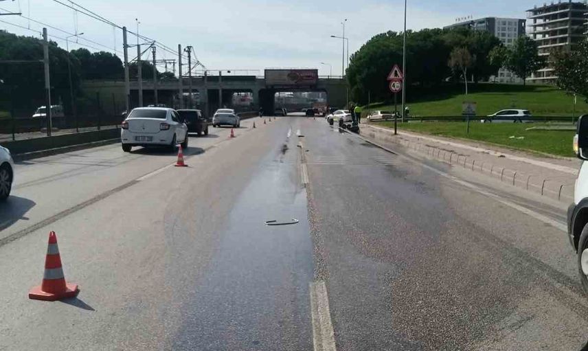 Nilüfer'de yola dökülen bidonlar trafiği kilitledi, AFAD tehlike olmadığını açıkladı