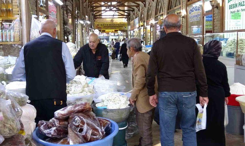 Van'ın toprakta dinlenen otlu küp peyniri kış sofralarına hazırlanıyor