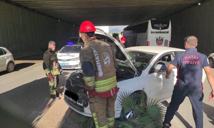 Kontrolden çıkan otomobil Dumlupınar'da yan yattı, 2 kişi yaralandı