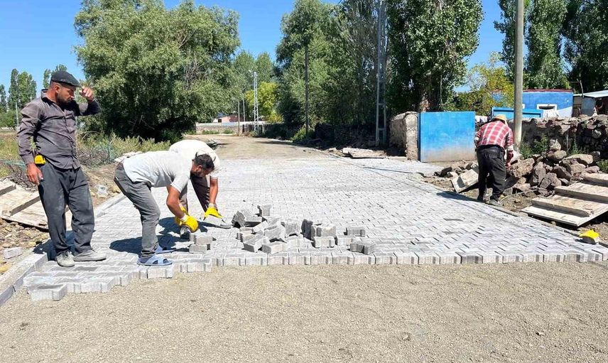 Akyaka'da Karahan Köyü'nde eksik parke tamamlanıyor, köy yolları güçlendiriliyor