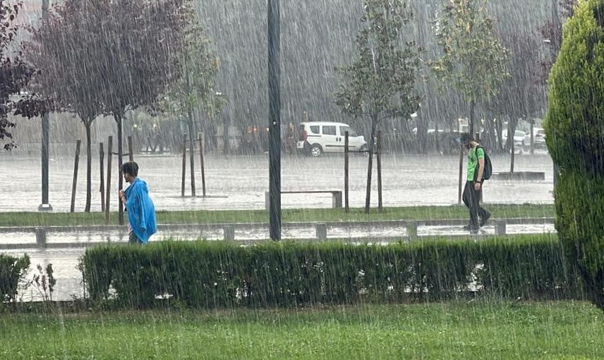 Yaz sıcağı bitiyor, beş il için kuvvetli sağanak ve sel uyarısı