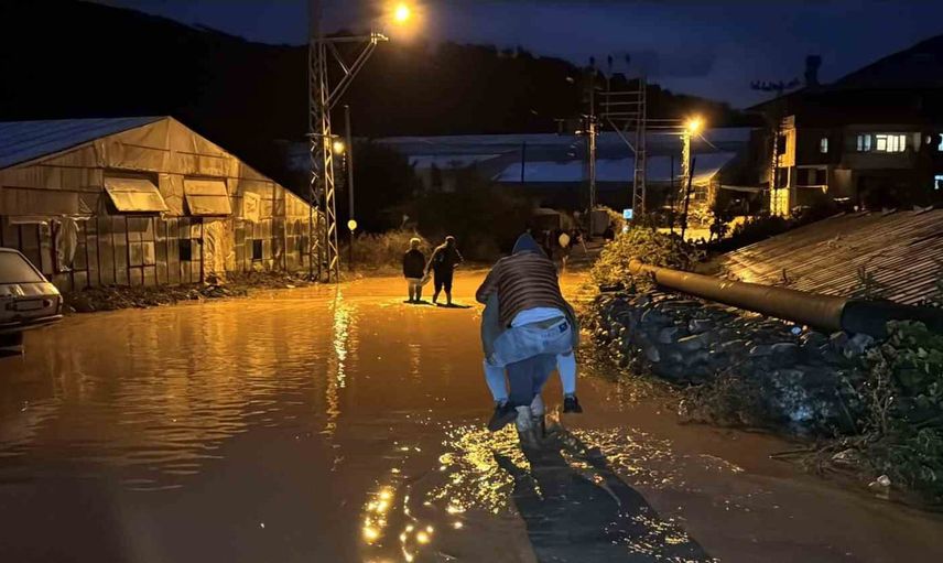 Göle dönen sokaklar ve vatandaş dayanışması: Mersin yağışla mücadele ediyor