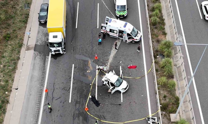 Uskumruköy'de PTT kamyoneti ile otomobilin çarpışması: 2 ölü, 6 yaralı
