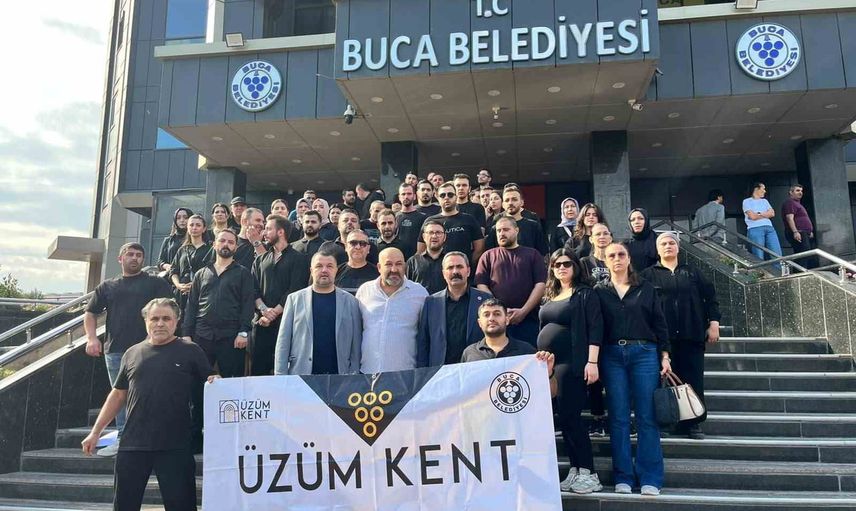 Buca'da 7 aydır maaş alamayan ÜzümKent çalışanları belediye önünde toplandı