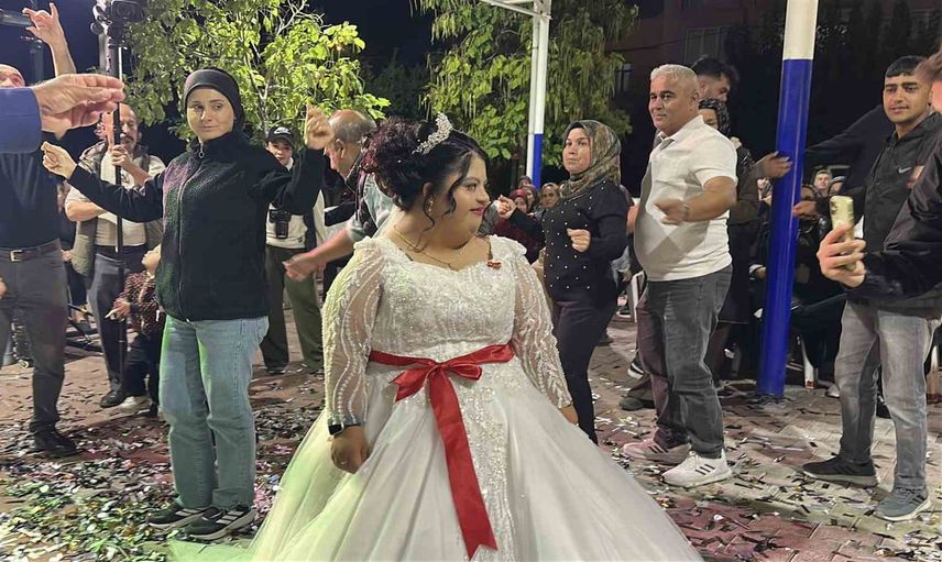 aile ve komşularının düzenlediği temsili düğünde Elif'in hayali gerçek oldu