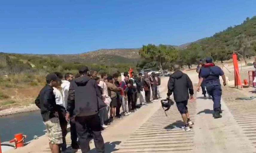 İzmir ekipleri denizde sürüklenenleri kurtardı ve kaçış girişimlerini durdurdu
