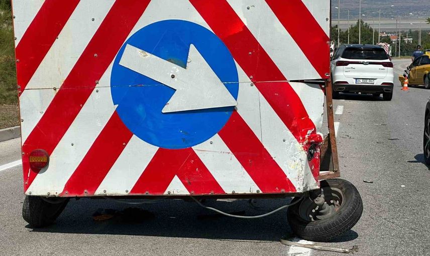 Burdur'da Antalya kavşağı yakınında taksi ile römork çarpıştı: sürücü hastaneye kaldırıldı