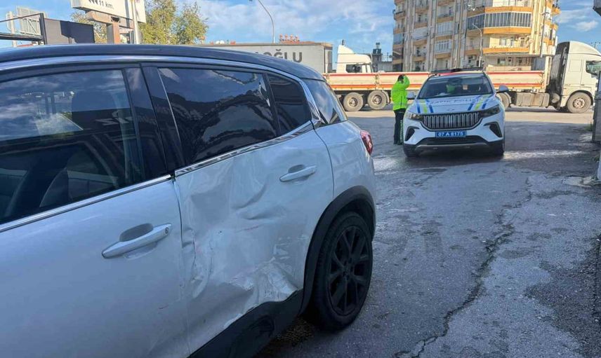 Serik'te Sanayi Kavşağı'nda çarpışma: sürücü yaralandı