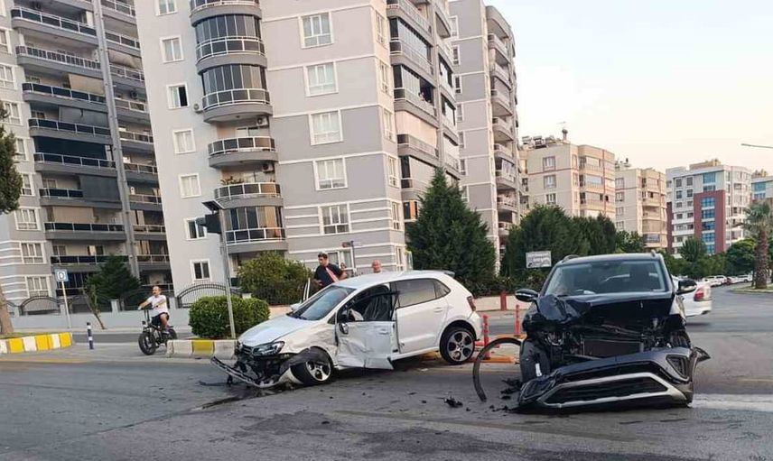 Refüje çıkan otomobilin sürücüsü yaralandı: Efeler'de kaza