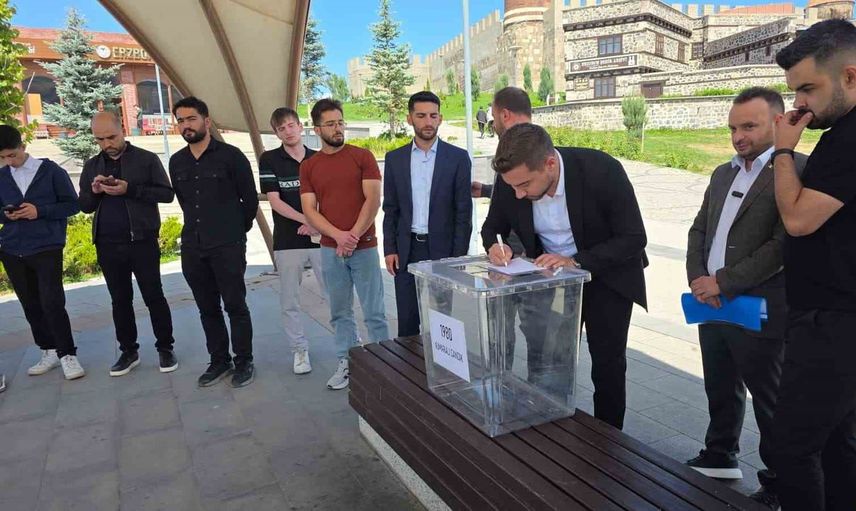 Erzurum gençliği 12 eylül'ü anarken milli iradeye dikkat çekti