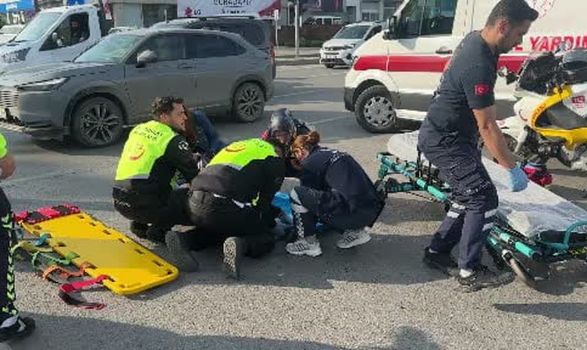 Kavşakta çarpılan kadın bacağı kırılarak hastaneye kaldırıldı