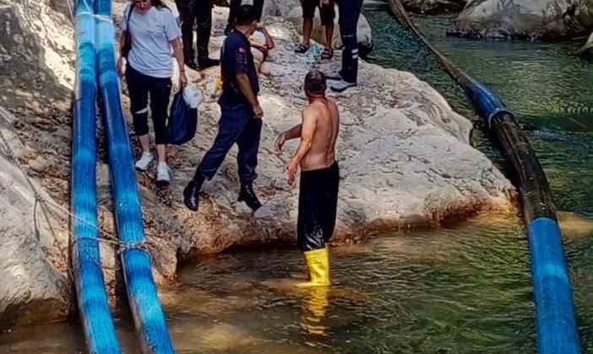 Su borusunu onarmaya çalışırken düşen muhtar zorlu araziden kurtarıldı