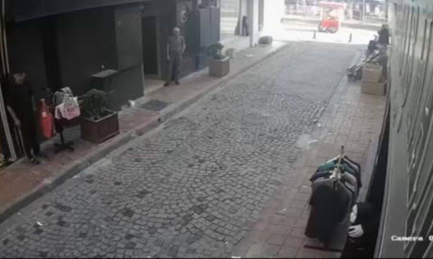 Fatih'te tramvay sonrası ara sokakta süpürgeli müdahale güvenlik kamerasında