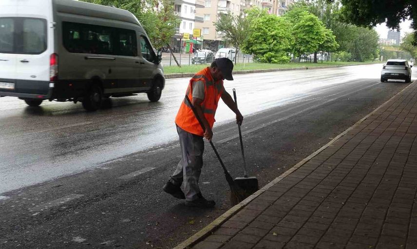 Kıyafetini sallayıp ambulansa yol açan temizlik işçisi