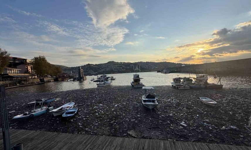 Limanda yağmurun ardından plastik seli: kıyılar çöple kaplandı
