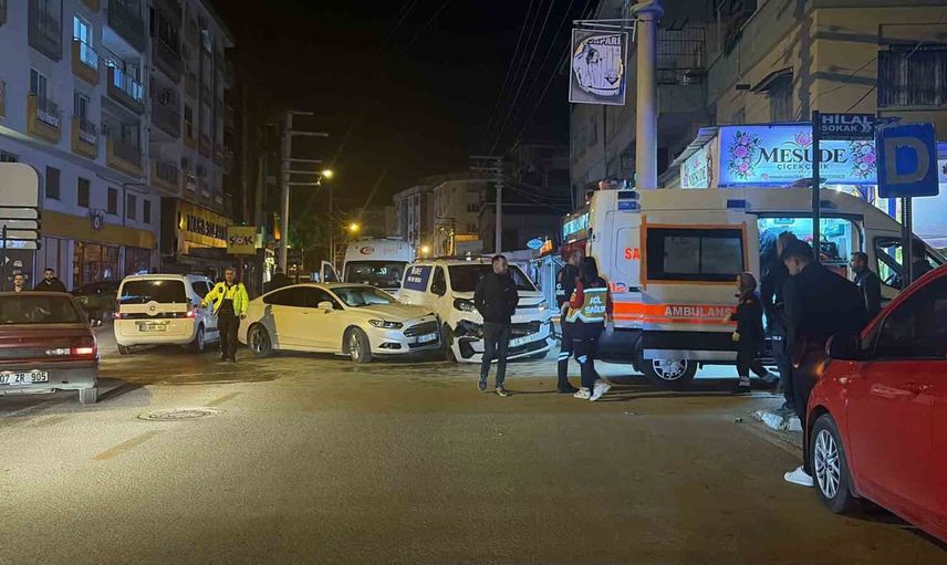 Osmaniye'de Atatürk Caddesi'nde çarpışma: iki kişi yaralandı