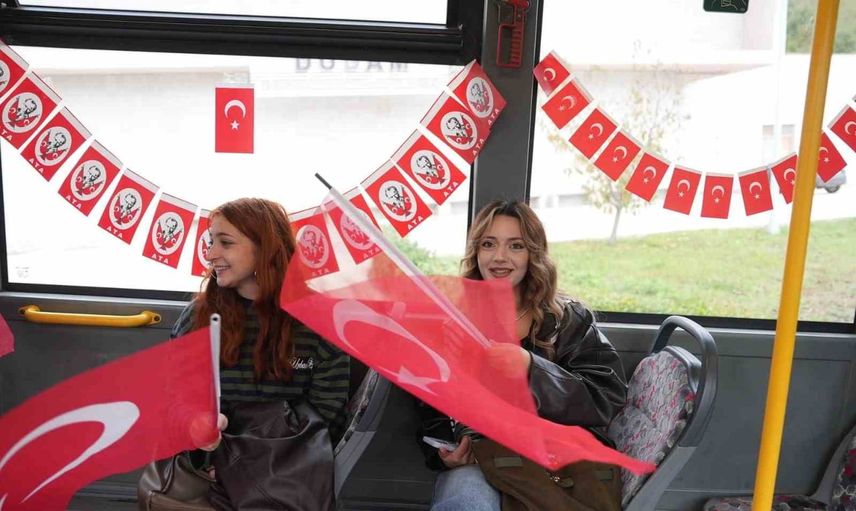 Otobüste 29 ekim sürprizi: bando, bayraklar ve duygusal anlar