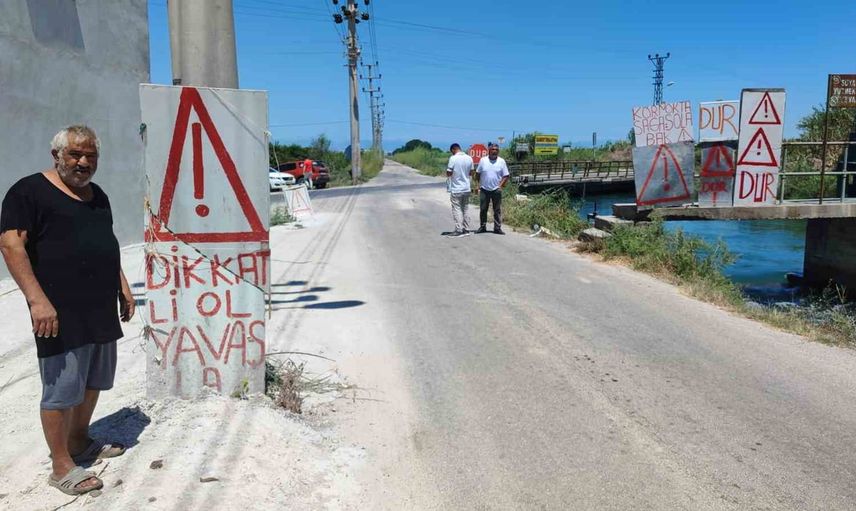 Vatandaş kazaların adresine müdahale etti, kendi uyarı tabelasını yerleştirdi