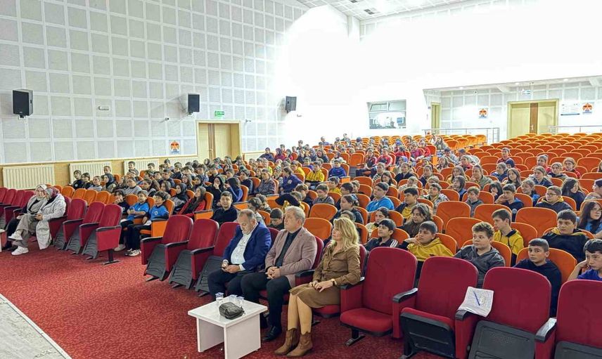 Havza'da uzay merakı: OMÜ'lü profesör öğrencilerle evrenin sırlarını paylaştı