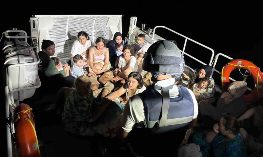 Gökova açığında yelkenli operasyonu: 64 düzensiz göçmen ve 4 şüpheli gözaltında