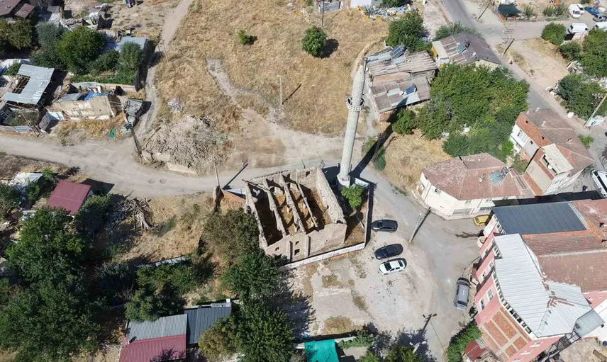 Aksaray'daki 300 yıllık caminin sessiz bekleyişi: altı yıldır restorasyon yapılmadı