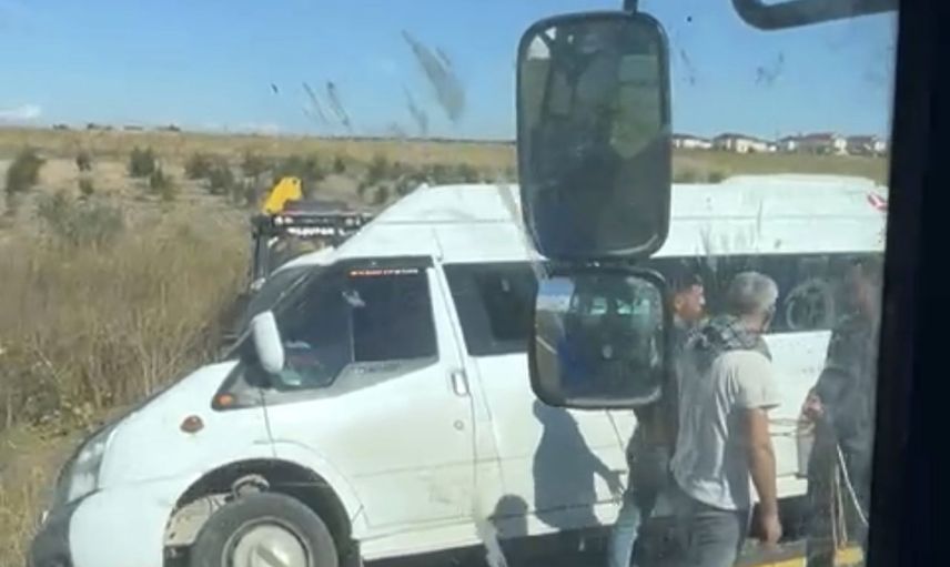 Dar yolda sıkışan minibüs şarampolden halat ve iş makineleriyle çıkarıldı