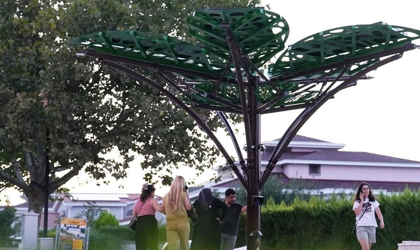 Denizli'de koşu yolu solar ağaçla güneş enerjisini kente taşıdı