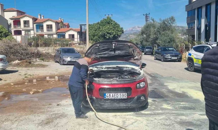 Kötekli’de seyir halindeki otomobil alev aldı, vatandaşlar müdahale etti