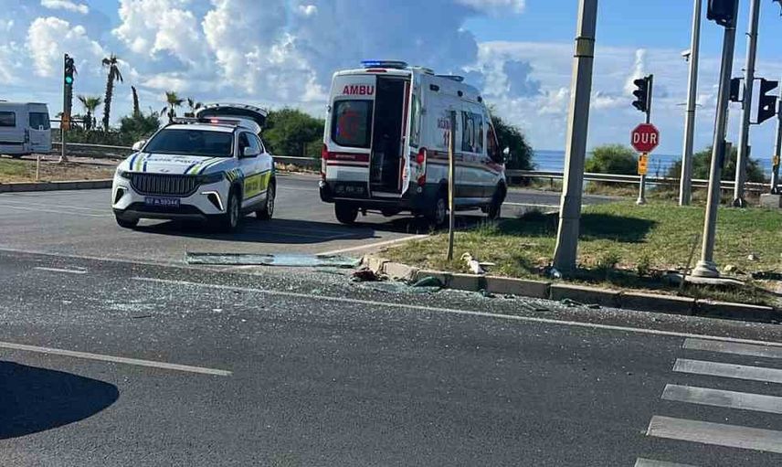 Manavgat'ta Çenger kavşağında kaza: tur otobüsü ile minibüs çarpıştı
