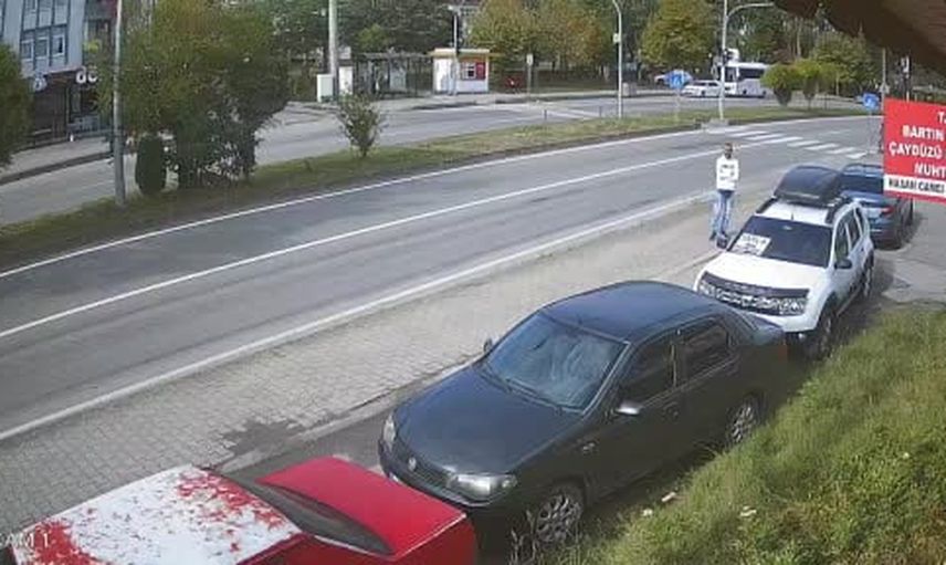Kırmızı ışığı son anda görünce motosikletiyle yola savruldu