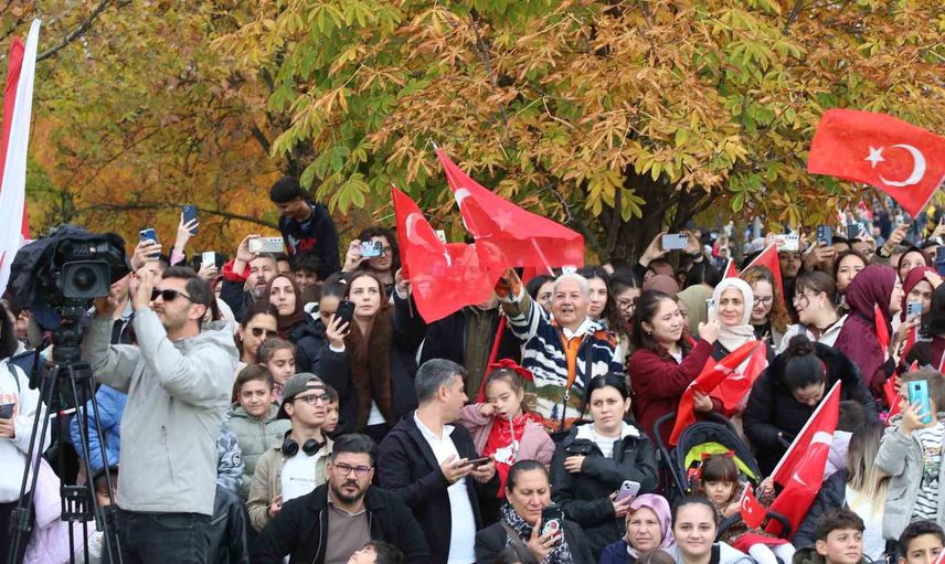 Sazova'da cumhuriyet coşkusu: SOLOTÜRK Eskişehir semalarını büyüledi