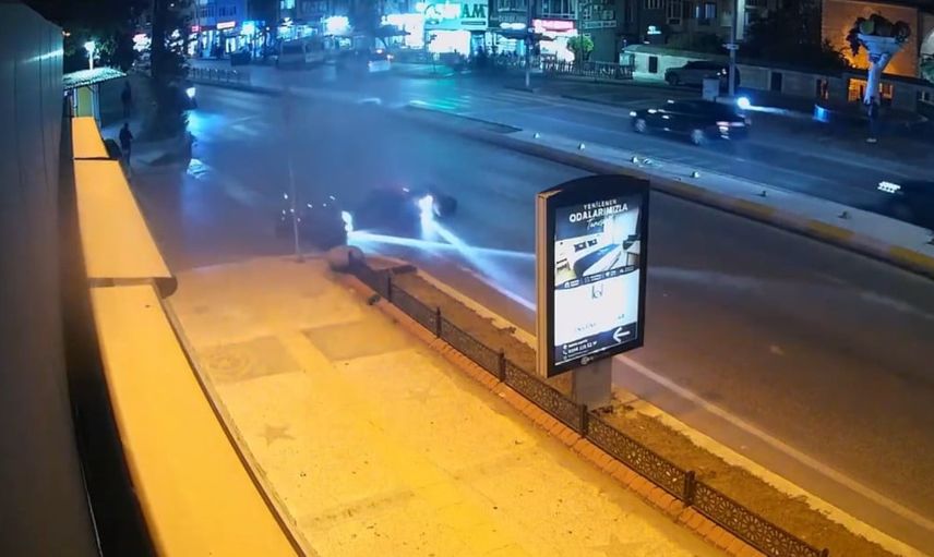 Yaya geçidinde çarpışma Edirne'de güvenlik kamerasına yansıdı