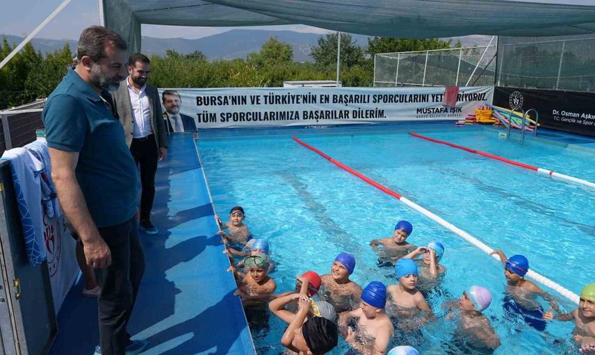Gürsu Belediyesi, yüzme bilmeyen çocukları ücretsiz kurslarla suyla buluşturuyor