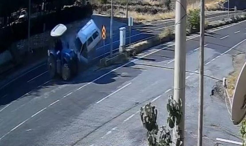Eşme'de yol ayrımında çarpışma: otomobil traktörü arkadan vurdu