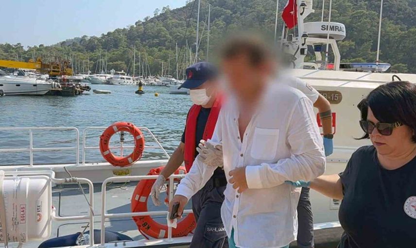 Marmaris açıklarında karaya oturan gezi teknesi kurtarıldı; yolcuların sağlık durumu iyi
