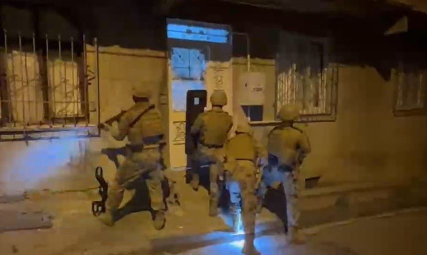 İzmir'de taraftar kılıfına girmiş silahlı yapı çökertildi