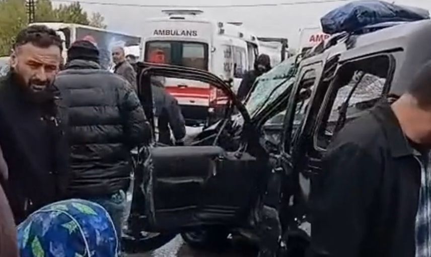 Muradiye girişinde tırla hafif ticari araç çarpıştı: iki kişi yaralandı