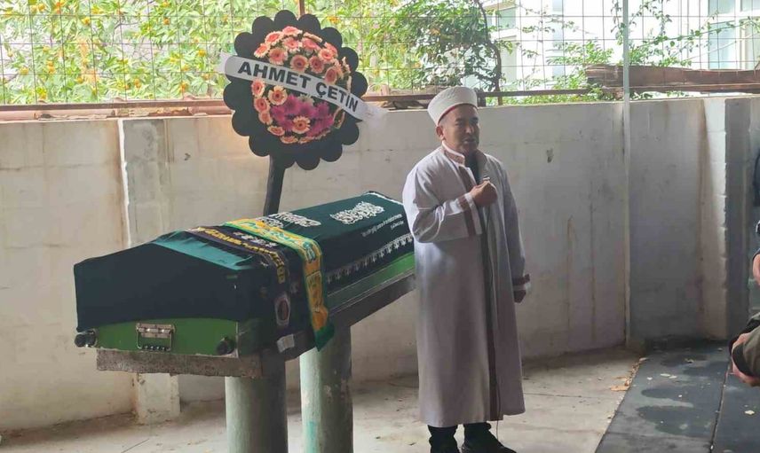 Edremit'te sevilen turizmci için son veda: atkılar tabuta sarılı dualar camide