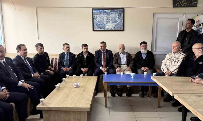 Kocaeli'de MPMS-1 denize indirildi, cuma sonrası bakan Çiftçi cami cemaatini selamladı