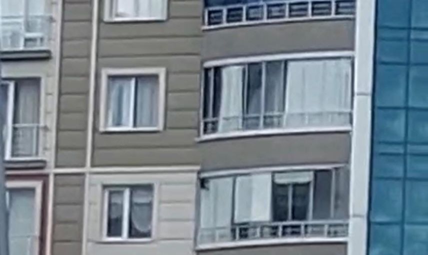 Çatıdaki güvensiz çalışma mahallede endişe yarattı