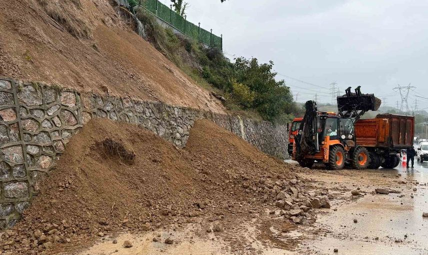 D-100'de toprak kayması: İstanbul yönünde trafik kontrollü akıyor