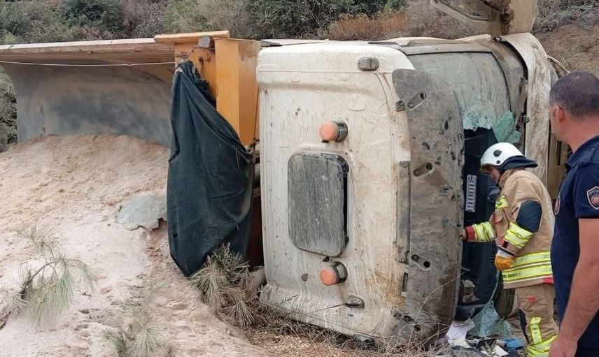 Belen'de kum yüklü kamyon devrildi, sürücü yaralandı