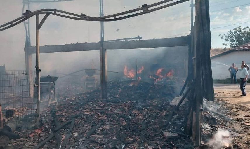 Babaeski'de Ağayeri köyünde hububat deposu ağır hasar gördü