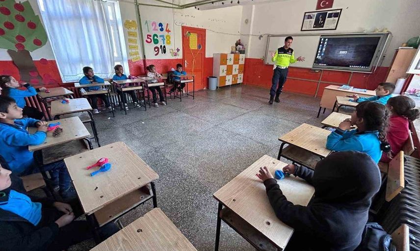 Jandarma eğitimleriyle öğrencilere trafik güvenliği bilinci aşılandı