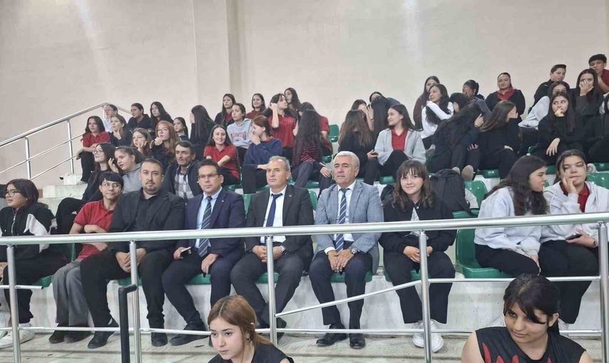Sarıgöl'de yöneticiler öğrencilerle pansiyonda aynı sofrada buluştu