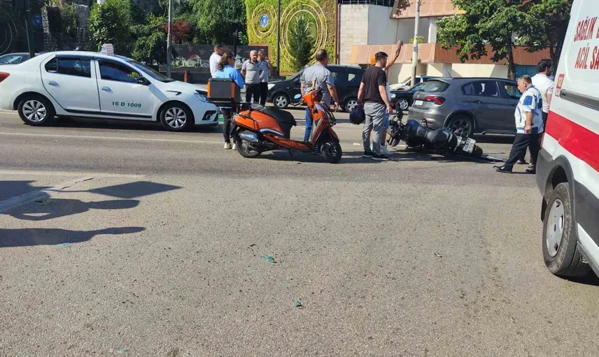 Stadyum Caddesi kavşağında ambulansla çarpışan motosiklet sürücüsü yaralandı