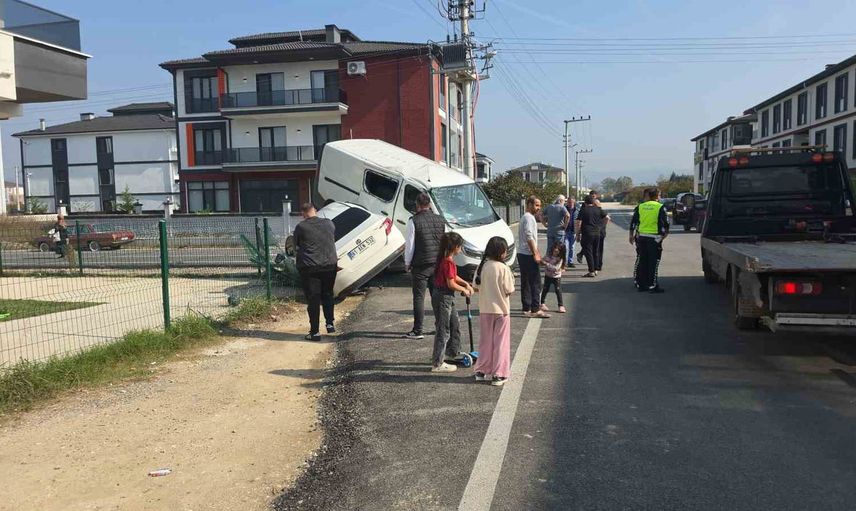 Park halindeki aracın üzerine çıkan minibüs: üç kişi hafif yaralandı