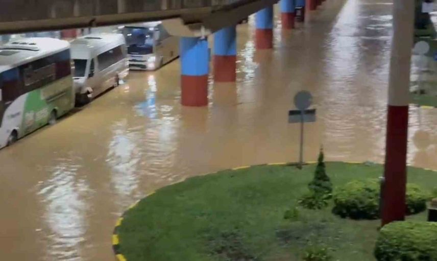 Doğu Karadeniz'i vuran yağış Trabzon'da ulaşımı ve havalimanını etkiledi