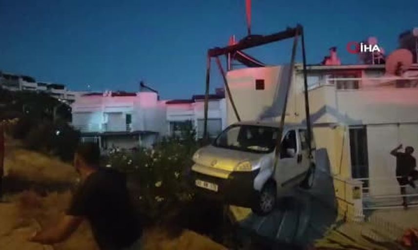 Kuşadası'nda geri manevra kazasında otomobil birinci kat verandasında asılı kaldı